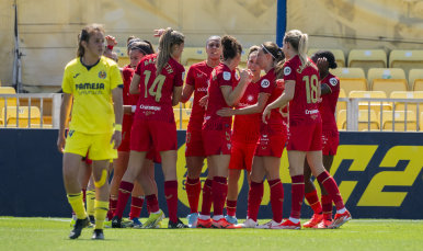 Las sevillistas celebran uno de los goles del encuentro