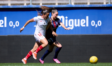 Lucía Rodríguez lucha por el esférico ante una rival