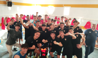 El Juvenil B celebra su título de campeón