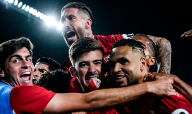 Kike Salas celebra su gol en El Gran Derbi