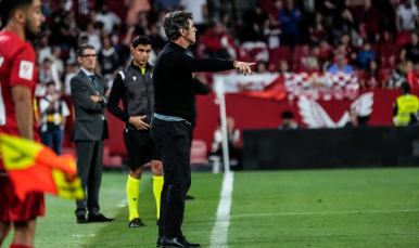 Quique Sánchez Flores da instrucciones a sus jugadores