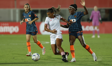 Pamela González lucha por el balón en el encuentro de la primera vuelta