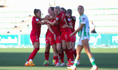 Las sevillistas celebran el gol del empate de Gemma
