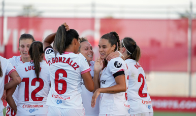 Las sevillistas celebran uno de los tantos del encuentro
