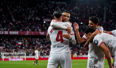 En-Nesyri celebra su gol con Sergio Ramos