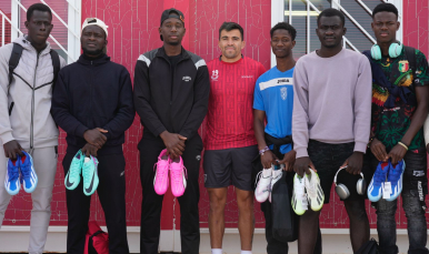 Acuña junto al equipo masculino de refugiados del Mundialito de la Inmigración.