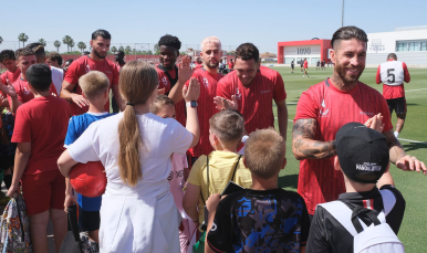 Los jugadores reciben a niños ucranianos en el entrenamiento.