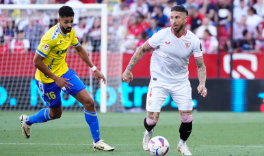 Sergio Ramos se lleva el esférico ante un rival