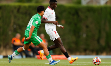 Bakary del Sevilla FC ante el Betis