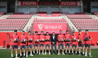 El presidente, junto a los canteranos que han debutado con el primer equipo