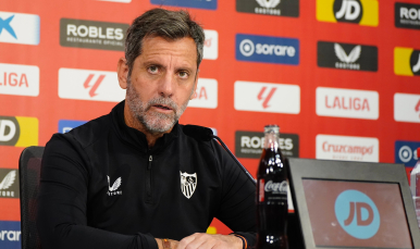 Quique Sánchez Flores en la sala de prensa