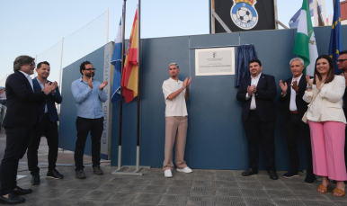 El canterano Carmona, en la inauguración de su campo de fútbol