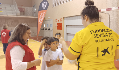 Voluntarios del Sevilla FC, en un acto de la Fundación.