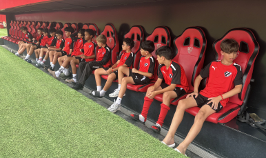 Niños del IFA New England de EEUU, en el Sánchez-Pizjuán.