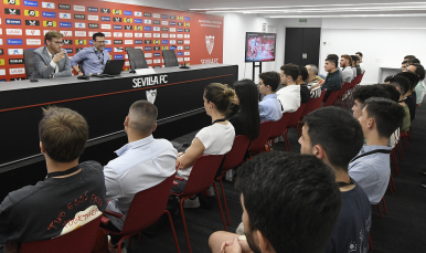 Alumnos del Máster en una sesión presencial en el Sánchez-Pizjuán.