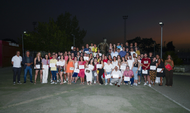 Foto de familia de los voluntarios en la estatua de Antonio Puerta.