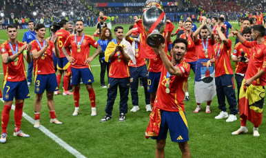 Imagen de Jesús Navas levantando la Eurocopa
