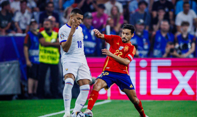 Imagen de Jesús Navas en un lance con Mbappé