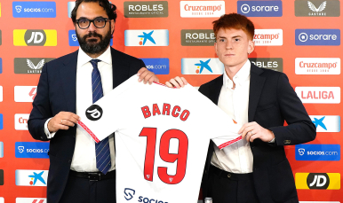 Orta posa junto a Valentín Barco en su presentación