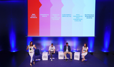 Jara Cisneros, en el escenario del WFS junto a Elías Zamora y Patricia Andreu.