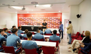 Imagen de la charla de integridad de LaLiga al Sevilla Atlético