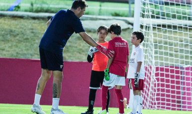 Un docente junto a alumnos de la Goalkeeping Academy.