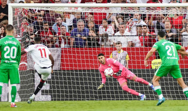 Lukebakio, en el momento de lanzar el penalti