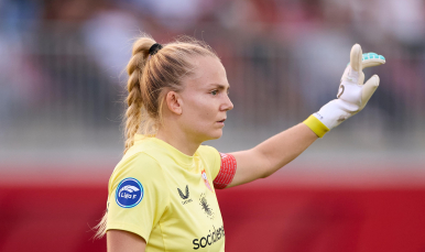 Esther Sullastres da instrucciones en el duelo ante el FC Barcelona