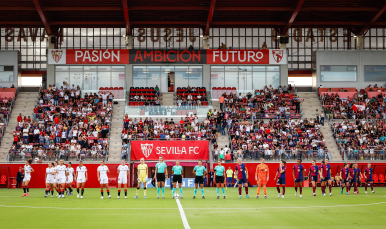 Las jugadoras saludan a la grada del Estadio Jesús Navas en el último encuentro