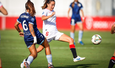 Alicia pelea por el esférico ante una rival del FC Levante Badalona