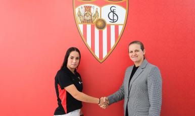 Alba López firma su primer contrato profesional