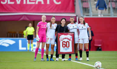 Amanda Sampedro recibe el reconocimiento del Sevilla FC