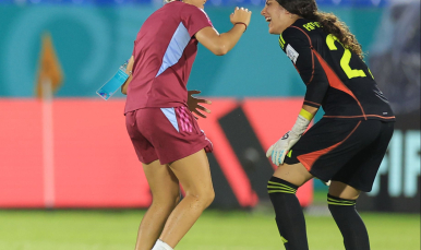 Amor Leigh y Alba Cerrato se abrazan tras vencer a Colombia