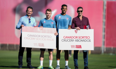 Los dos ganadores reciben el premio de manos de Peque y Sow.