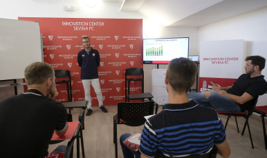 Charla del Innovation Center durante la visita a la Coaches Academy.