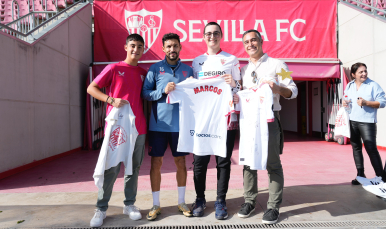 Jesús Navas, junto a uno de los aficionados.