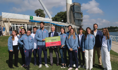 Pablo Blanco, junto al equipo de remeros sevillistas.