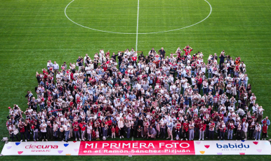 Cientos de niños y sus padres, junto al presidente del Sevilla FC.