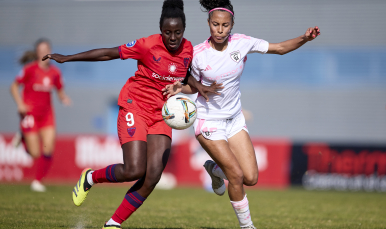 Fatou Kanteh lucha por el esférico en el duelo ante el Madrid CFF