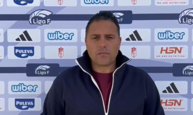 David Losada atiende a los medios tras la derrota en Granada