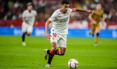 Jesús Navas conduce el esférico en el choque ante la Real Sociedad