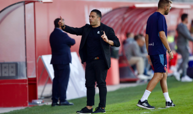 David Losada da instrucciones en la banda del Estadio Jesús Navas