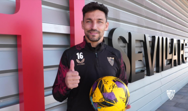 Jesús Navas se llevó el balón firmado por sus compañeros