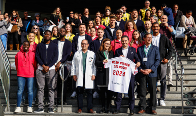 La delegación del Sevilla FC en la puerta del Hospital Virgen del Rocío.