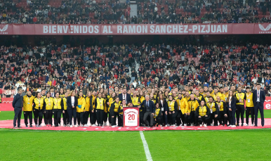Los voluntarios reciben un homenaje en el Sánchez-Pizjuán.