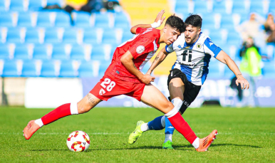 Ciria pelea por el esférico ante un futbolista del equipo herculino