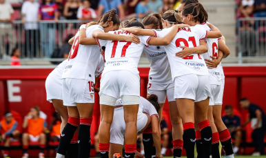 Las jugadoras hacen piña en un partido de la presente temporada