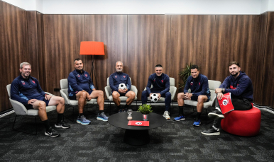 Charla de Albert Osuna con el cuerpo técnico del Sevilla FC