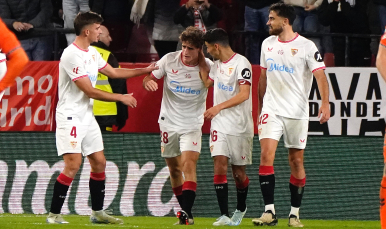 Manu Bueno y Navas celebran el gol junto a Kike Salas y García Pascual