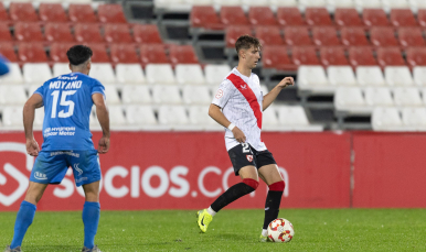 Jugador del Sevilla Atlético ante el CF Fuenlabrada